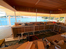 die zukünftige Bar an Deck des Motorschiffes Marina mit Blick in den Hafen von Mali Losinj