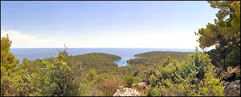 Blick vom Wanderweg Veli Losinj - Sveti Ivan - Balvanida ind die Bucht Krivica auf der Insel Losinj
