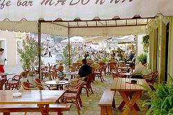 gemütliche Cafes im Hafen von Veli Losinj