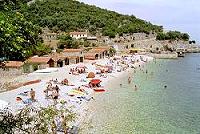 Strand von Beli auf der Insel Cres mit alten Fischerhäusern in Kroatien