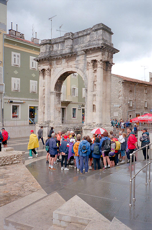 rmischer Triumphbogen in Pula, der um das Jahr 30 v. Chr. im Auftrag von Salvia Sergi<br>als Denkmal fr drei Brder , die im rmischen Imperium hohe mter begleideten gebaut wurde