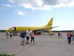 Reisebericht - mit tuifly.com nach Mali Losinj in Kroatien - Boing 737-300 von TUIFly auf dem Flugfeld des Flughafens von Rijeka / Insel Krk Kroatien 