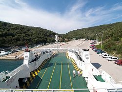 Reisebericht - mit tuifly.com nach Mali Losinj in Kroatien - Blick von der F�hre auf den F�hrhafen von Valbiska auf der Insel Krk