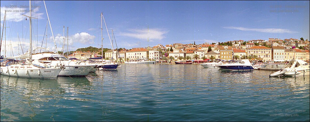 Panoramafotos von Mali Losinj - Ostseite des Hafens von Mali Losinj mit Bootsstegen der Marina von Mali Losinj