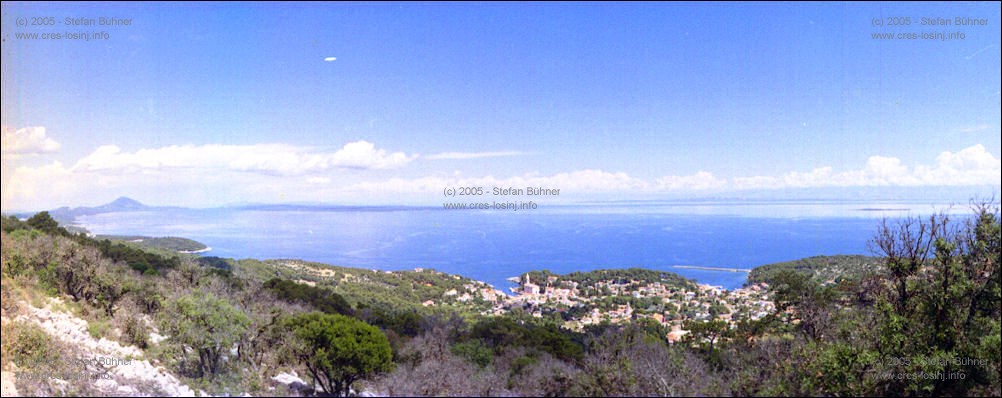 Panoramafotos von Veli Losinj - Blick vom Sveti Ivan auf Veli Losinj - beide Ortsteile, der neue Stadthafen und Rovenska sind zu sehen, am linken Bildrand ist auerdem der hchste Berg der Insel, der Osorscica zu erkennen.