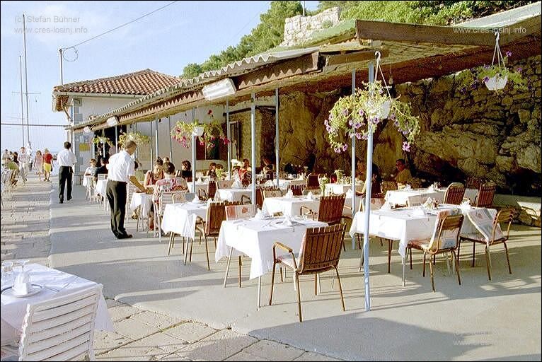 frisch gedeckte Tische der Restaurants erwarten die Gste im Hafen von Veli Losinj